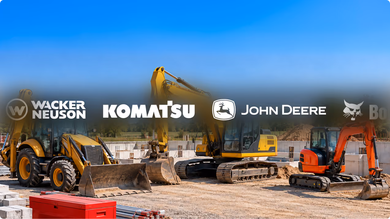Divers engins de construction jaunes et orange sur un chantier, avec au premier plan des logos de marques : Wacker Neuson, Komatsu et John Deere.