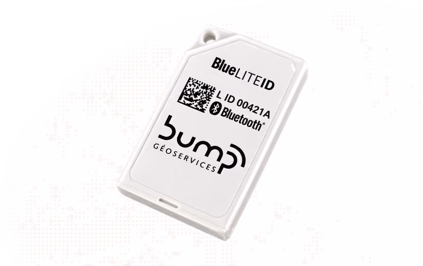 Dispositif électronique blanc BlueLITEID avec un code QR, identifiant L ID 00421A, logo Bluetooth et logo bump géoservices au centre.