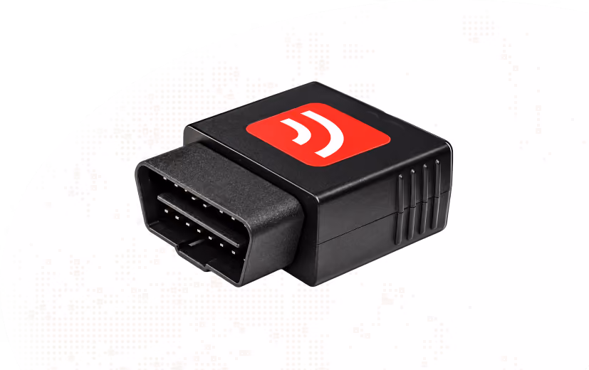 Adaptateur de diagnostic automobile OBD-II noir avec un logo rouge et blanc sur le dessus.