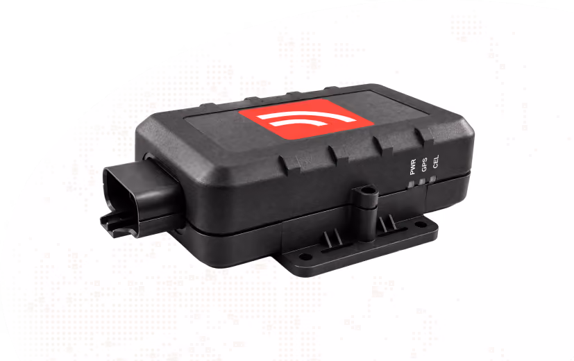 Boîtier électronique noir avec un connecteur sur le côté gauche et une étiquette rouge avec un symbole blanc ressemblant à une onde. Sur le côté droit, trois indicateurs lumineux sont étiquetés PWR, GPS et CEL.
