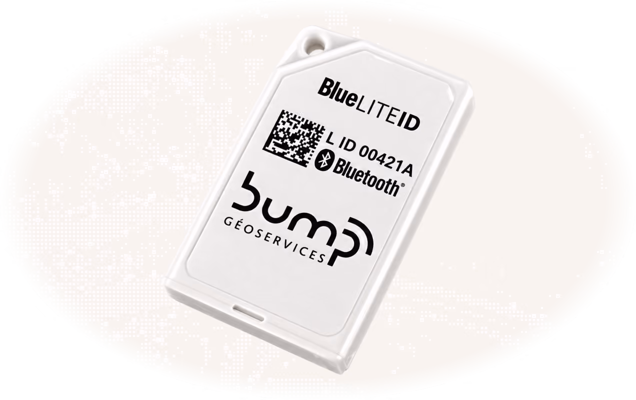 Dispositif blanc BlueLITE ID de Bump Géoservices avec un QR code, un code d'identification L ID 00421A, et le logo Bluetooth.
