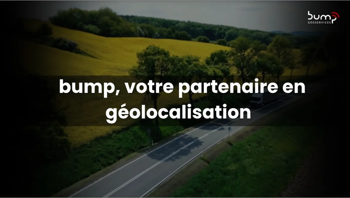 Vue aérienne d'une route traversant une campagne verte et jaune avec un camion circulant, sur laquelle est superposé le texte « bump, votre partenaire en géolocalisation » et le logo Bump Géoservices en haut à droite.