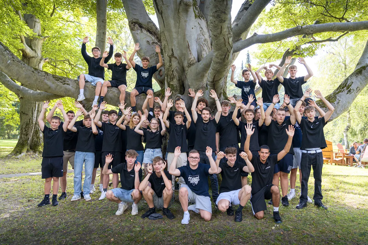Gruppenfoto der Lehrlinge von Constantia Industries Gruppe während dem Lehrlingscamp von Lehrlingsimpuls im Freien.