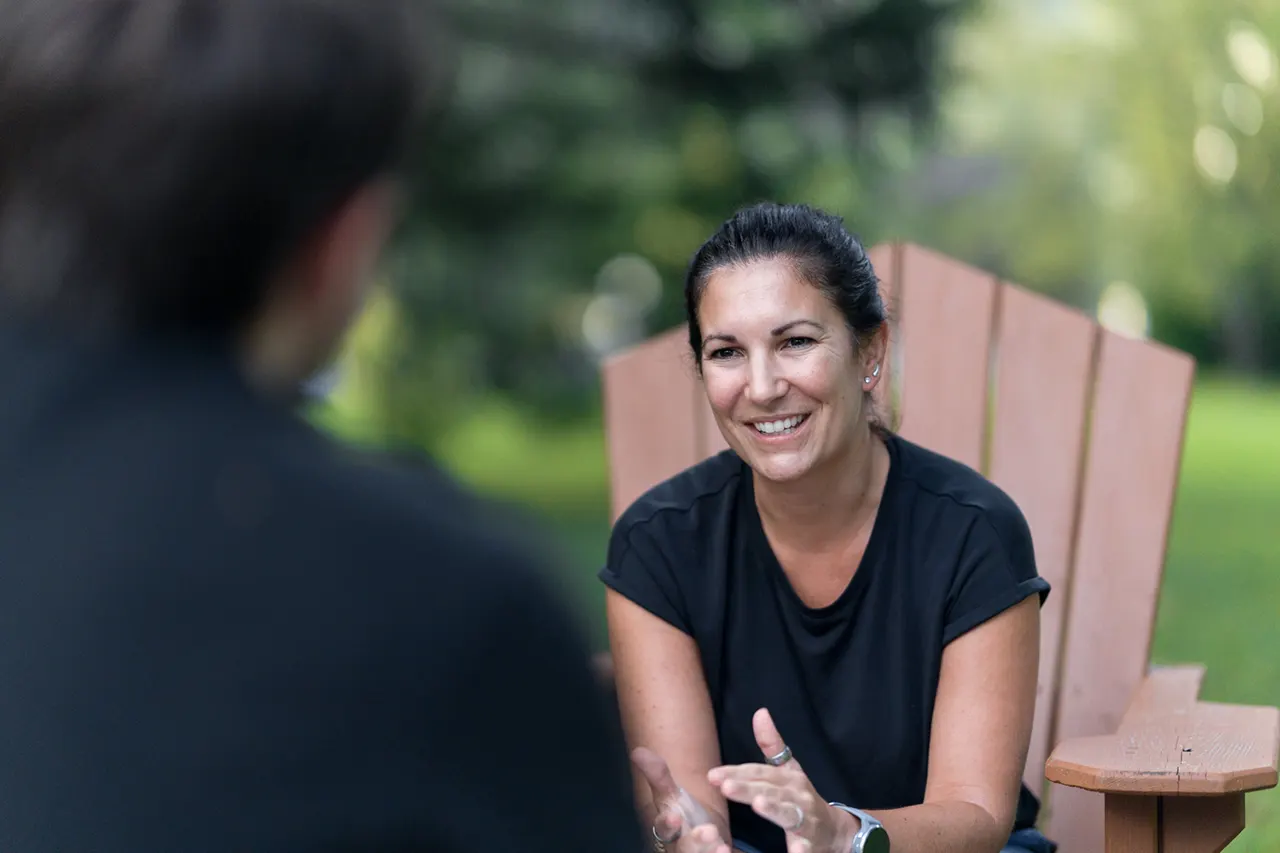 Heike Dormuth bei einem Entwicklungsgespräch mit einem männlichen Lehrling während einem Lehrlingscamp im Freien.