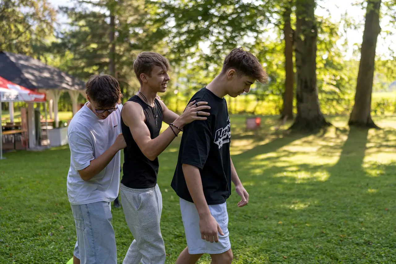 Lehrlinge beim Teambuilding im Freien – Übung zur Vertrauensbildung im Rahmen eines Lehrlingscamps von Lehrlingsimpuls, mit Fokus auf Zusammenarbeit und Gruppendynamik.