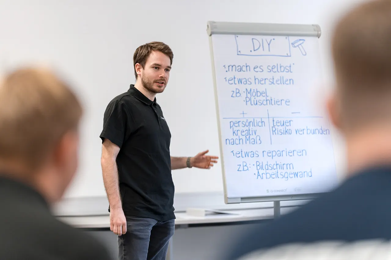 Lehrling wie dieser einen Vortrag hält vor gesammelter Gruppe bei einem Lehrlingsseminar.