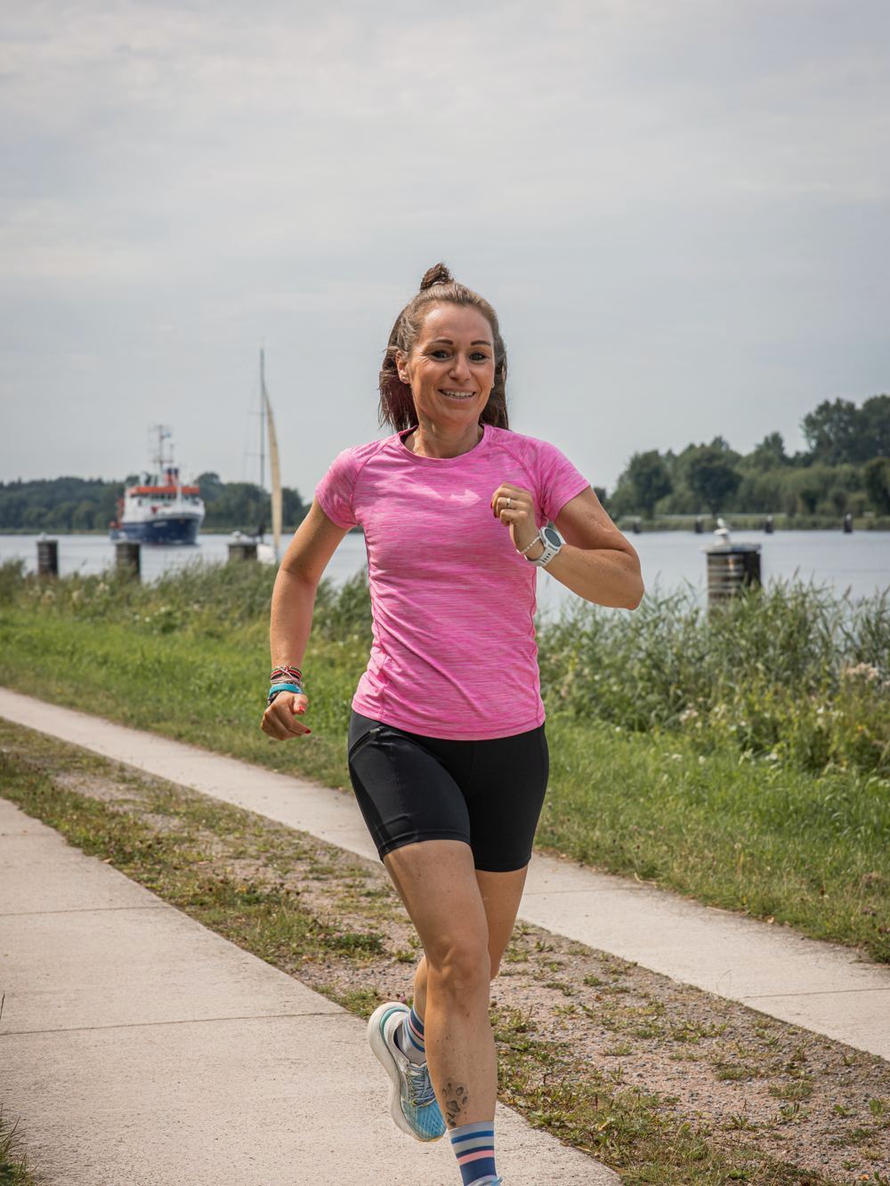 Sabine Pützer läuft am Nord-Ostsee-Kanal