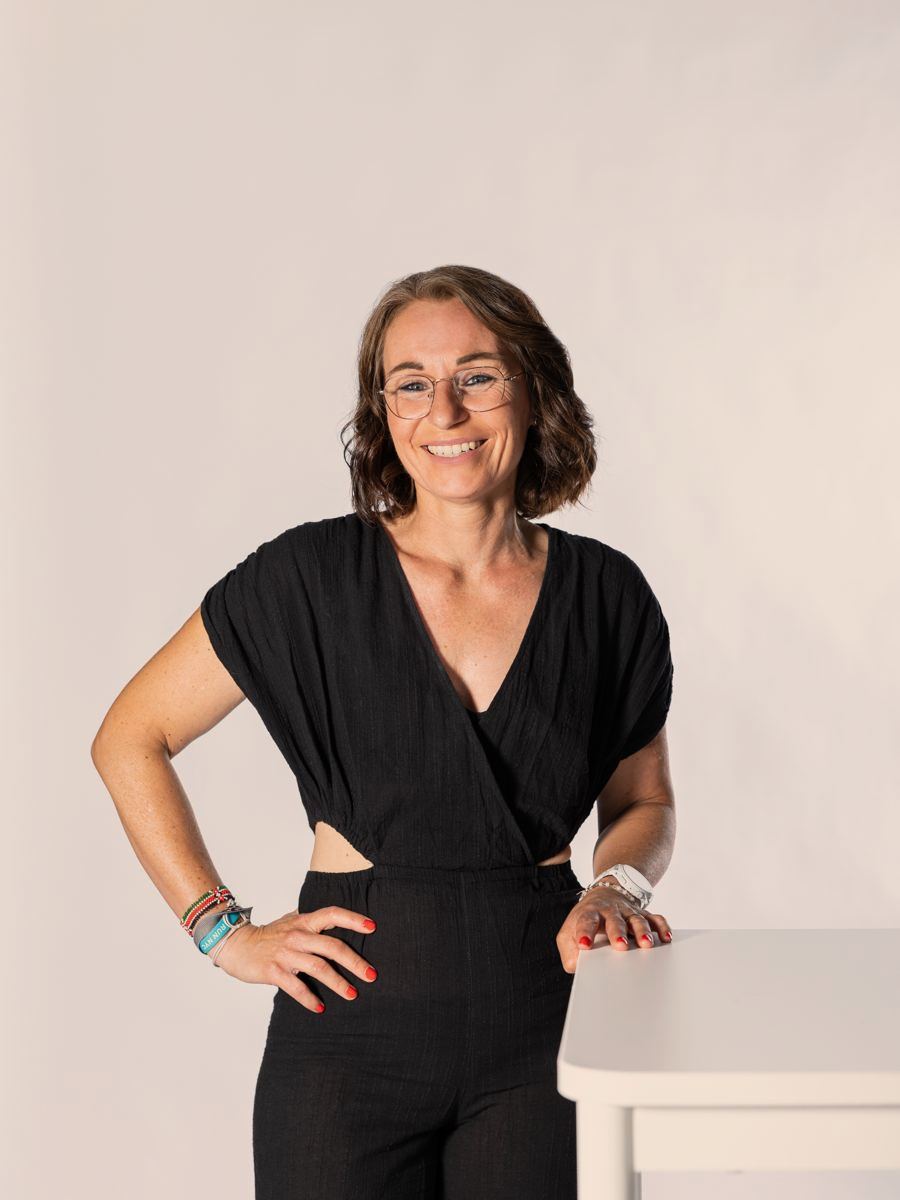 Sabine Pützer im Porträt, aufrecht stehend