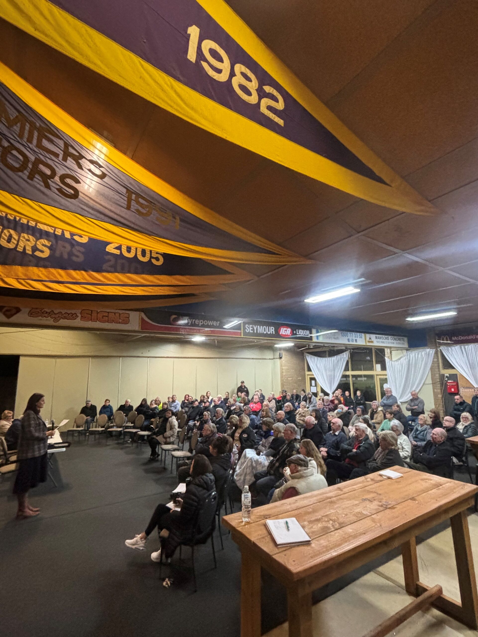 Hospital meeting draws huge crowd in Seymour