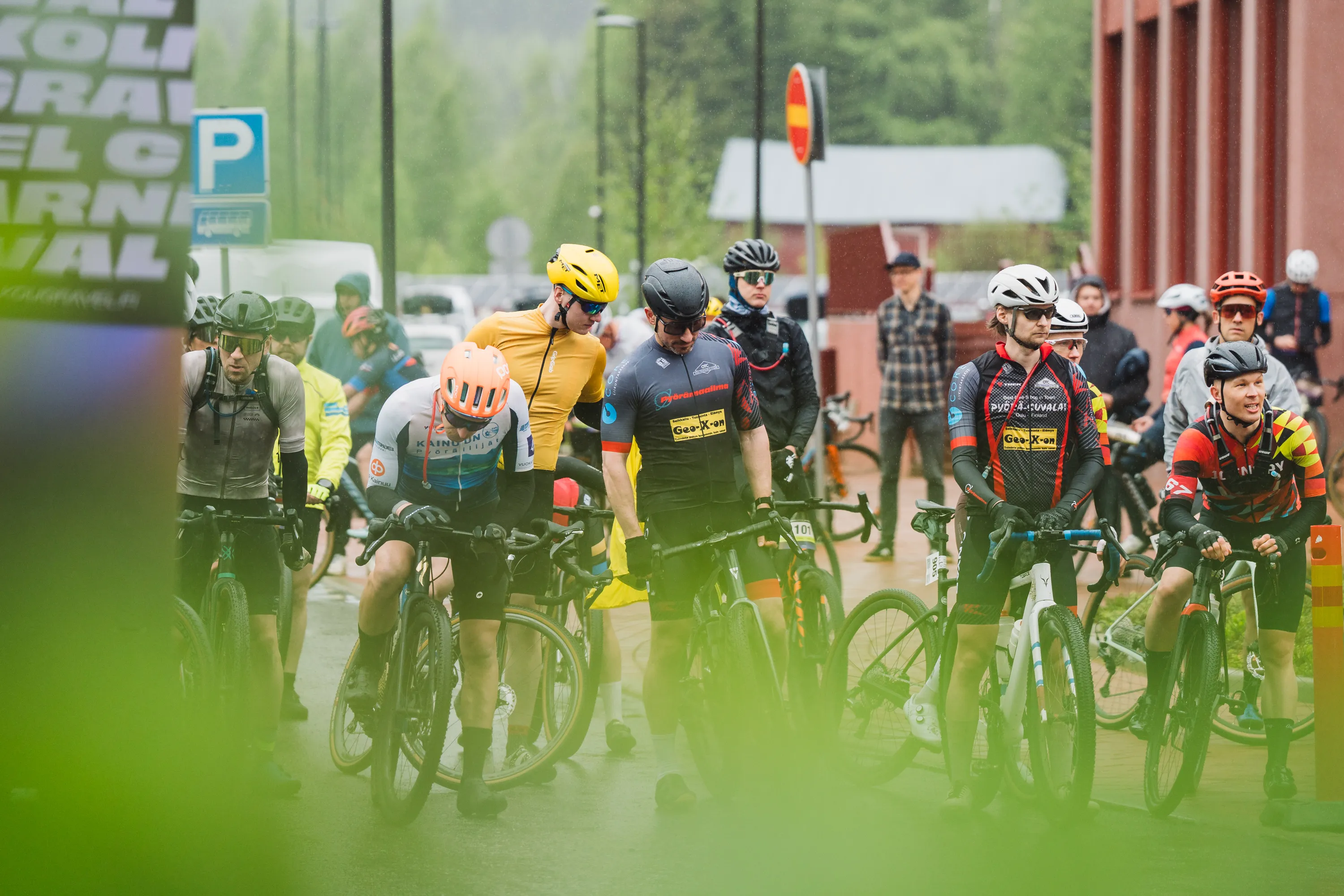 Gravelpyöräilijät odottavat lähtöä Koli Gravel Carnivalin lähtöviivalla