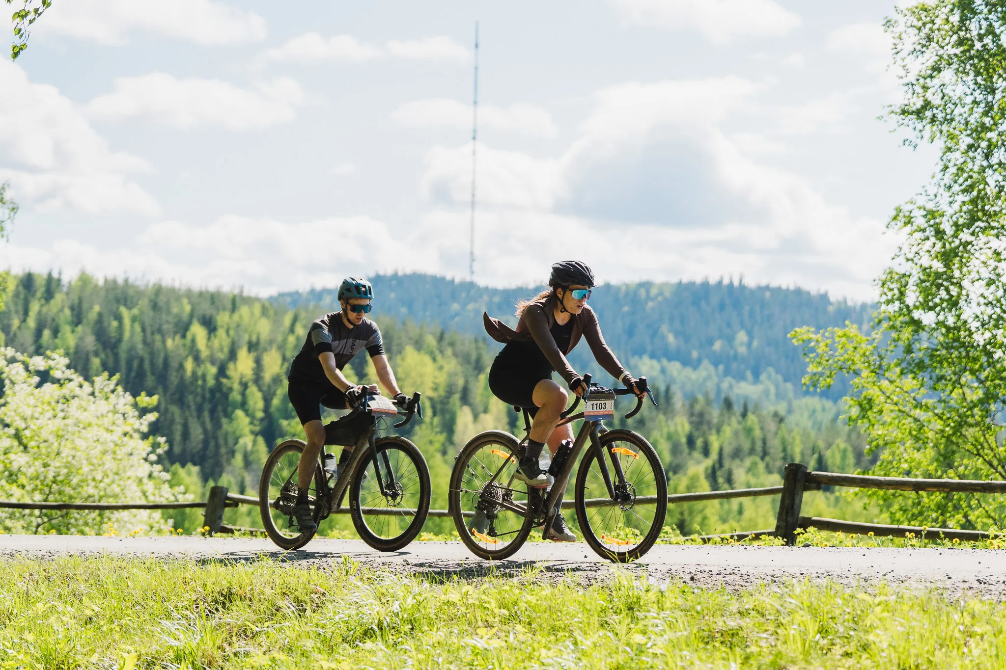 Koli Gravel 100 km – kaksi gravelpyöräilijää ajamassa Kolin kumpuilevassa maisemassa