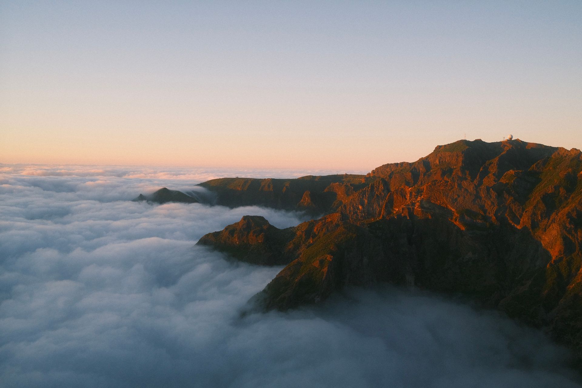 Berggipfel auf Madeira über den Wolken im Abendlicht