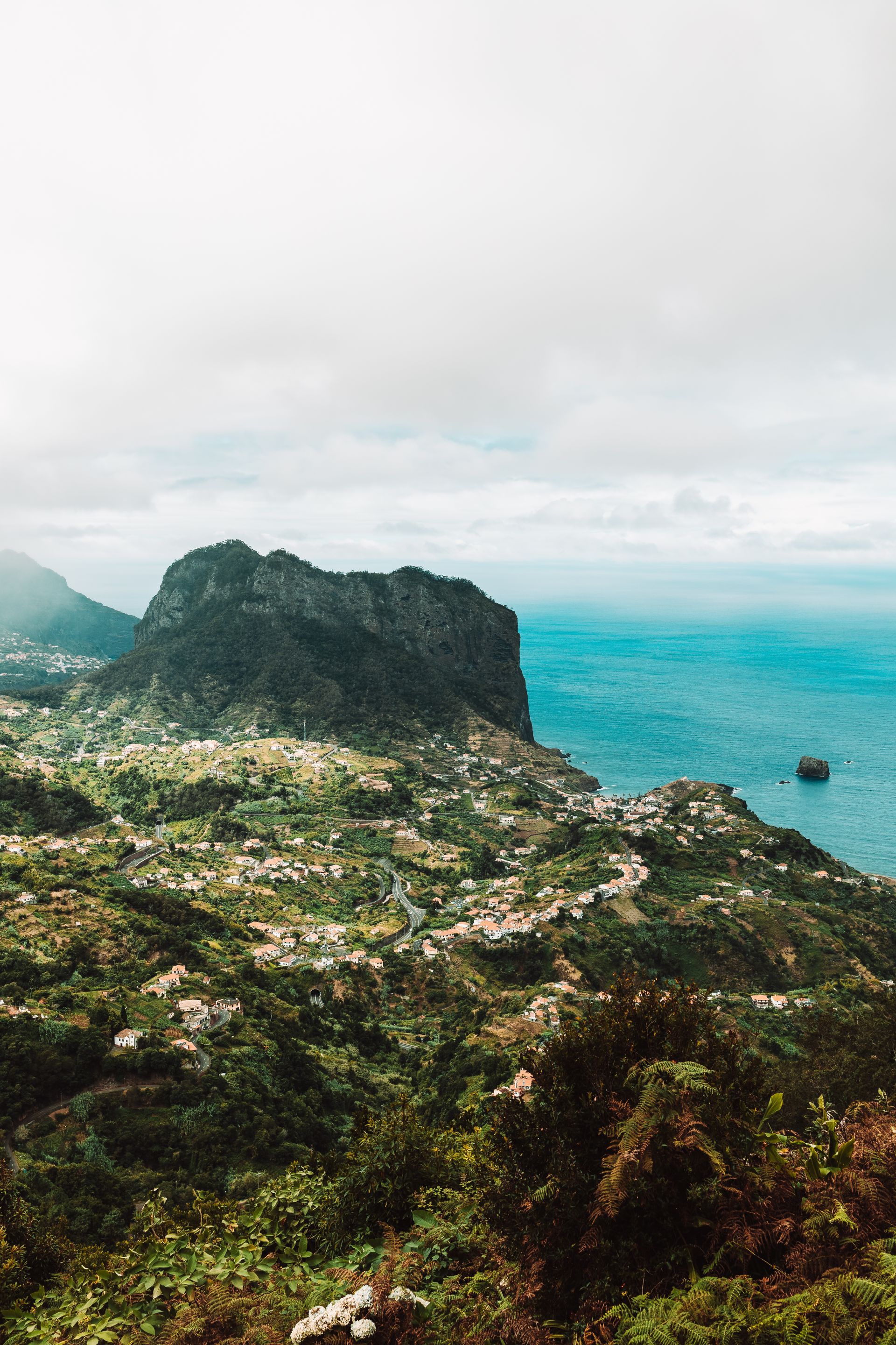 Luftaufnahme von Madeira mit grünen Bergen und dem Atlantik