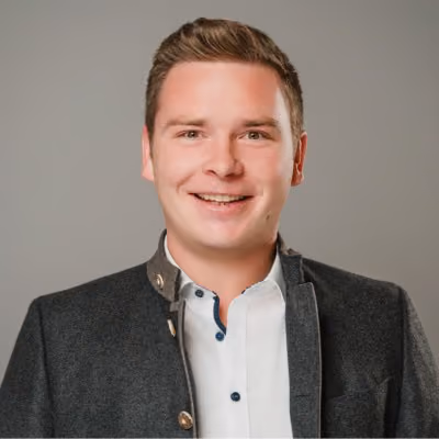 Portrait des lächelnden Geschäftsführers von Upscale Kassensysteme und Beratungs GmbH Simon Silvester Ofenstein