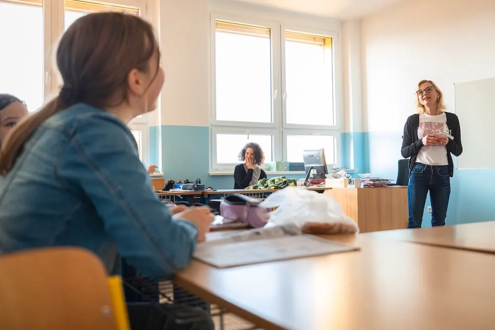 Nejsi v tom sám*sama: začátky v učitelství a proč je tu pro tebe uvádějící učitel