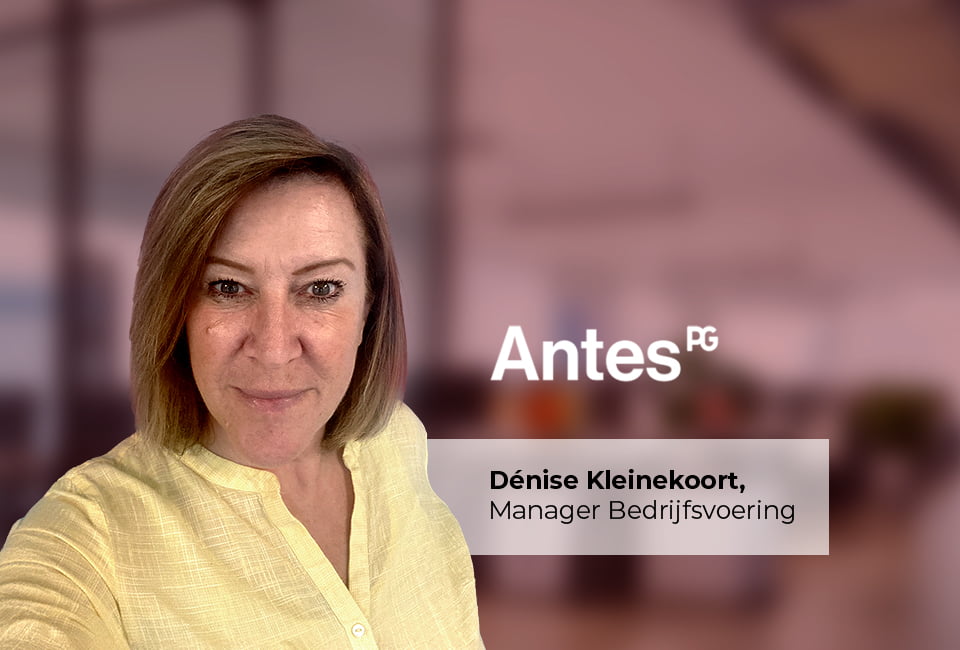 Dénise Kleinekoort, operations manager at Youz Antes, next to the Antes logo
