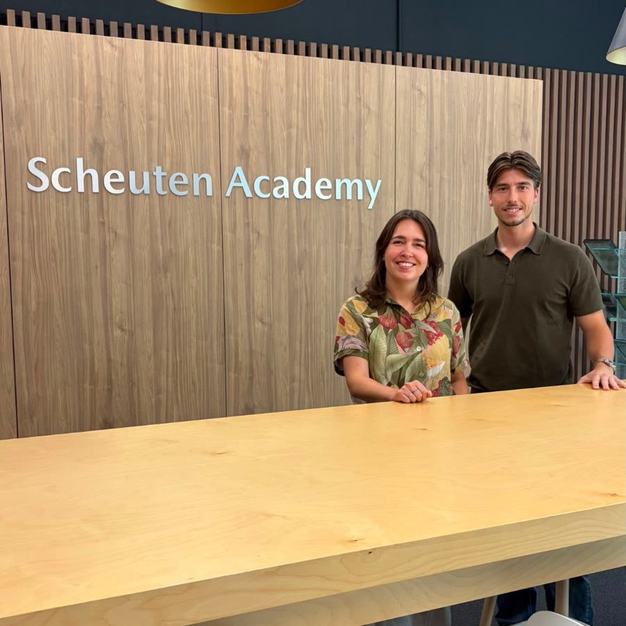 Loes Vergeldt and Job Laumans, HR Business Partners at Scheuten, at a long table in the Scheuten Academy