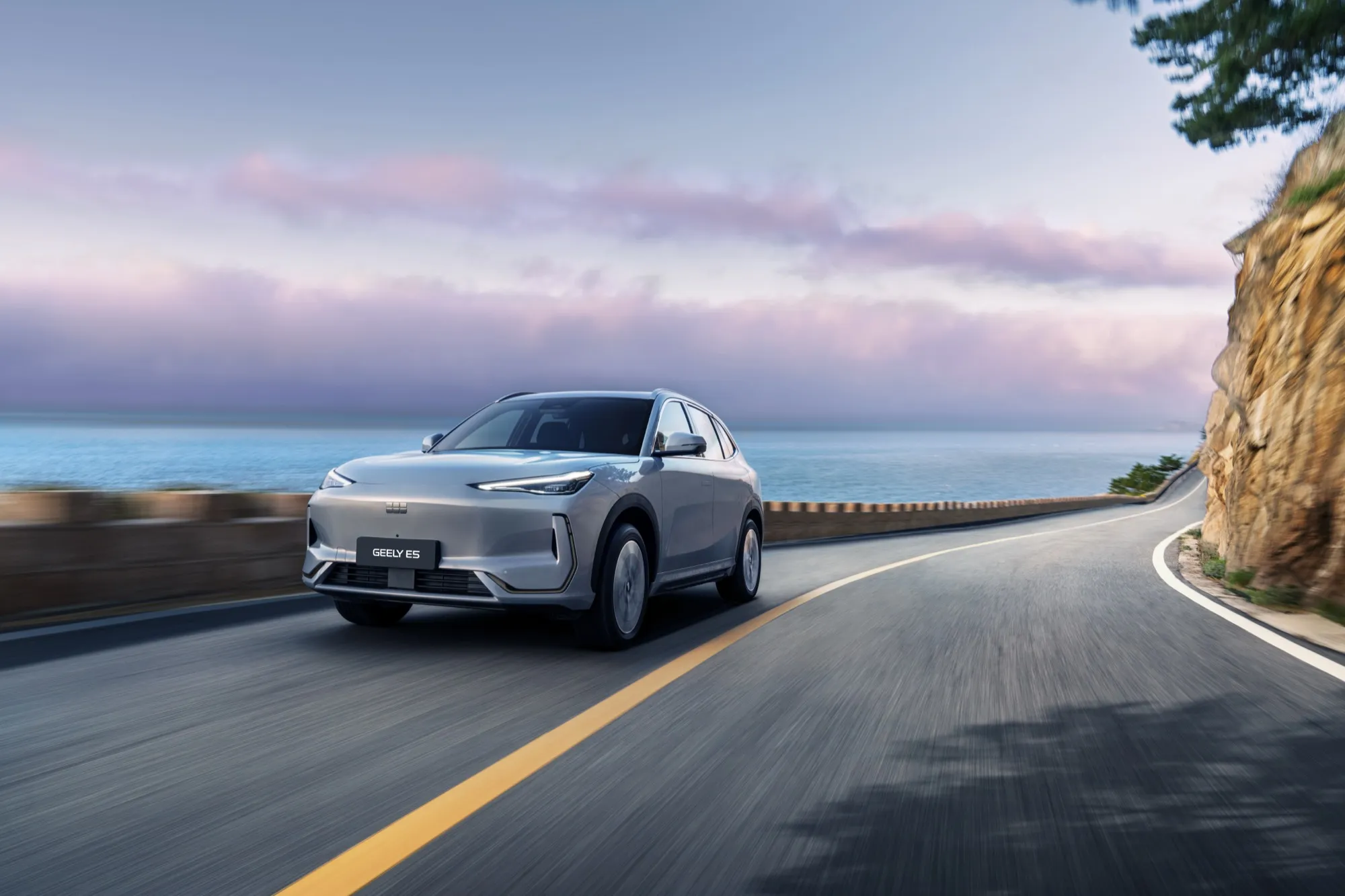 Geely E5 auf der Küstenstraße