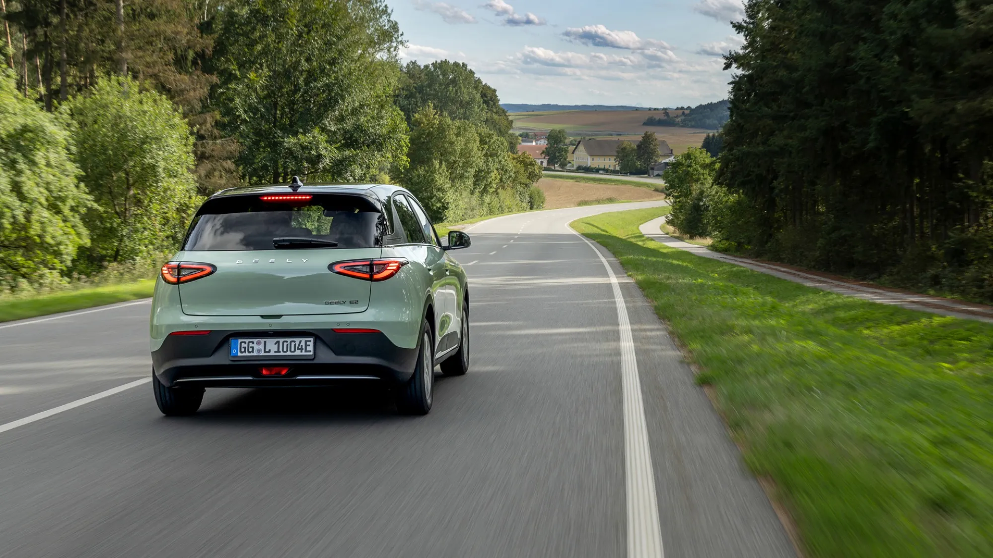 Geely E2 auf deutscher Landstraße