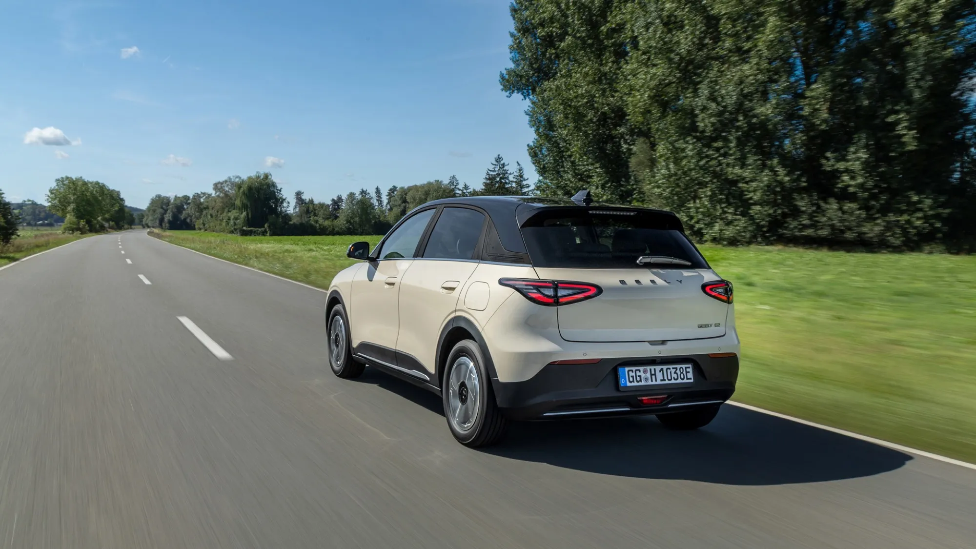Geely E2 auf der Landstraße