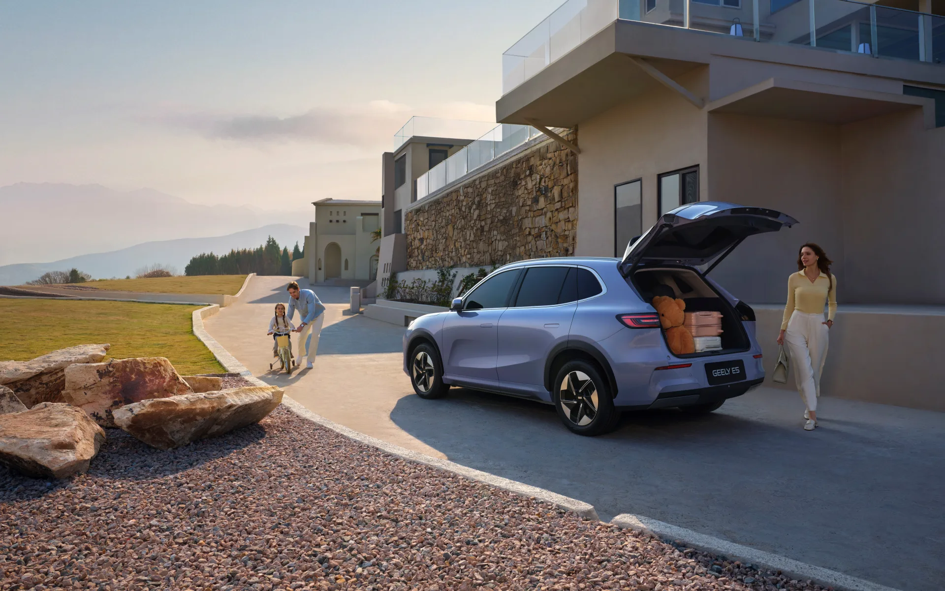 Familie am Geely E5 – 8 Jahre Garantie von Autohaus Seipp