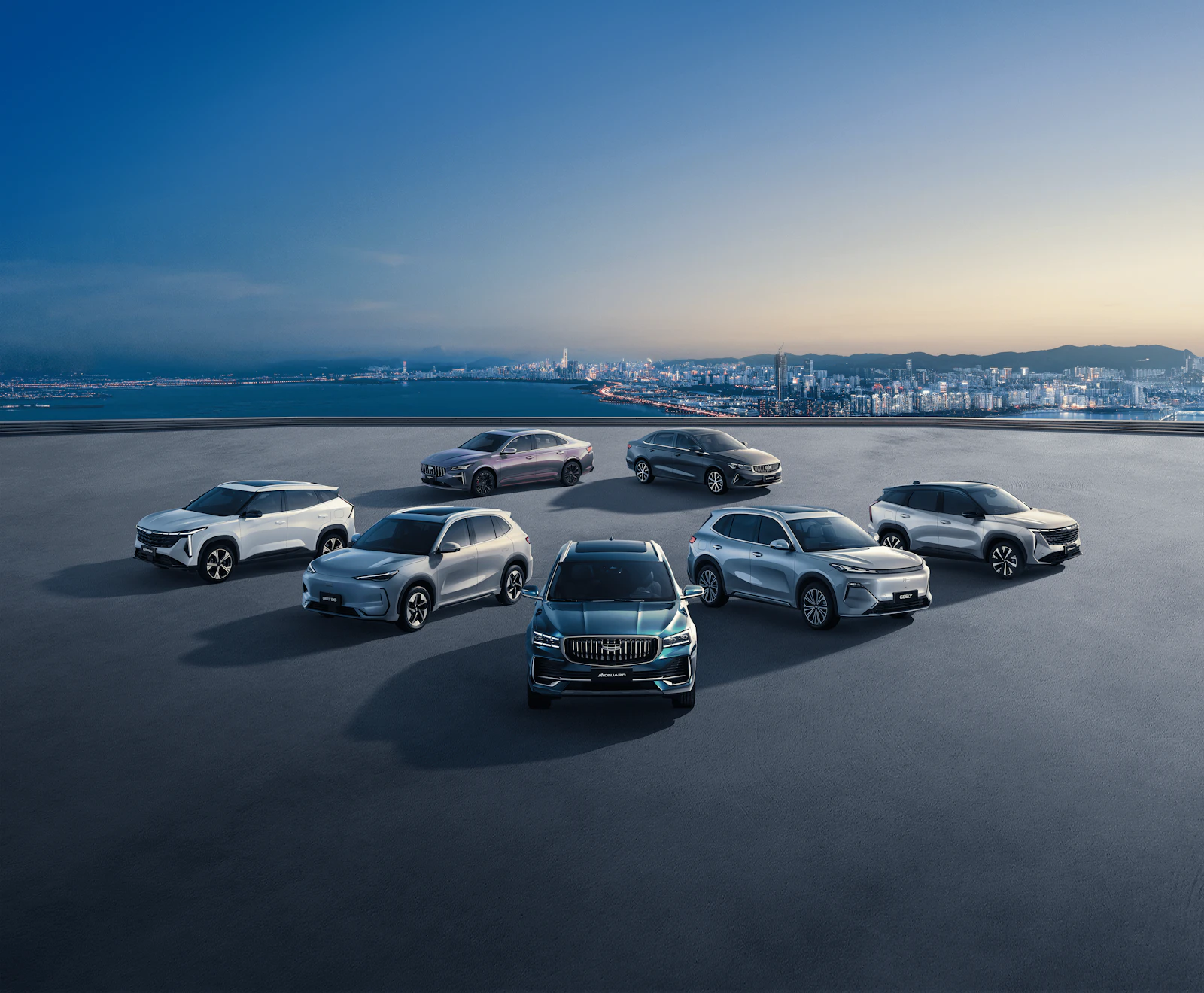 Geely Modellflotte vor der Skyline am Hafen