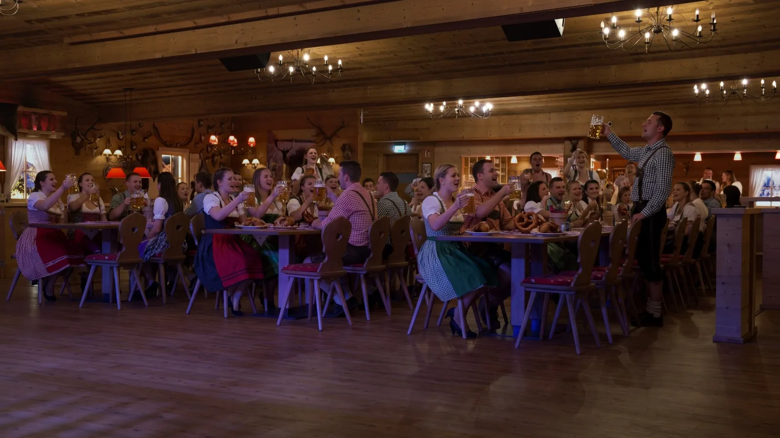Oktoberfest-Stimmung mit Live-Musik in der Hirschalm