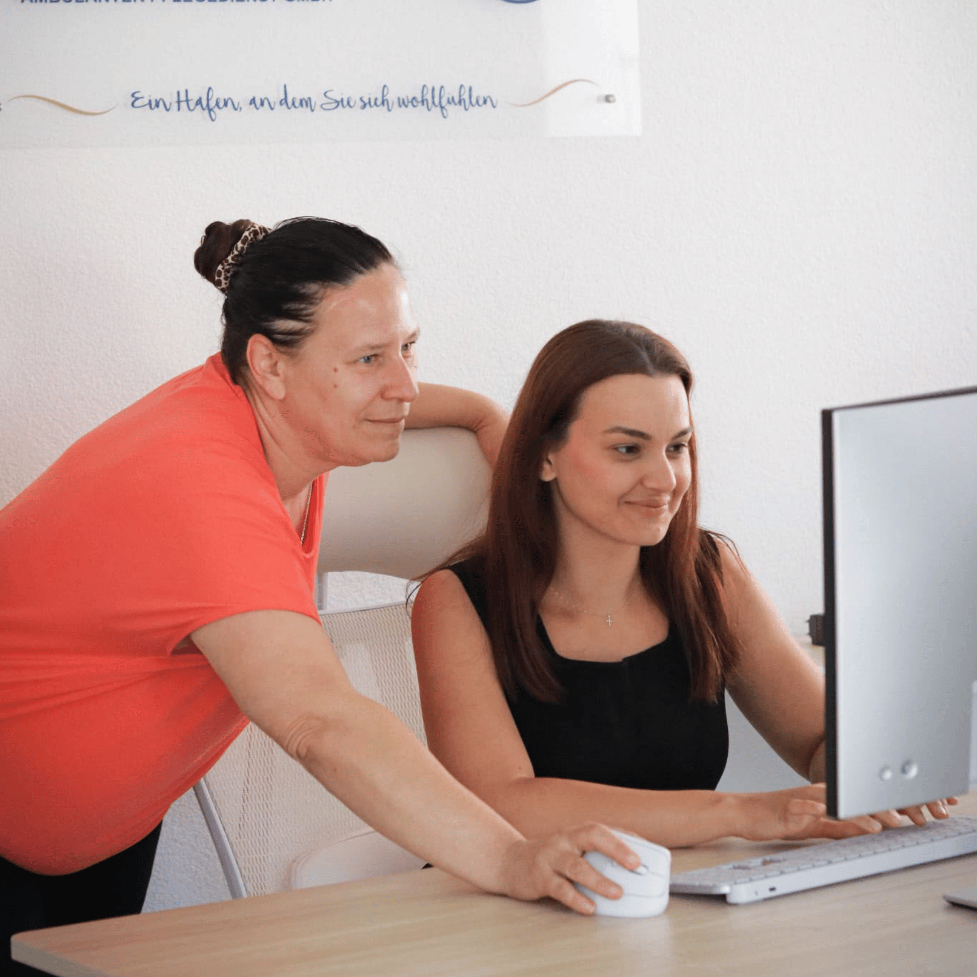 Daniela Kohler und Milana Lukac im Büro von Mila's Pflegehafen