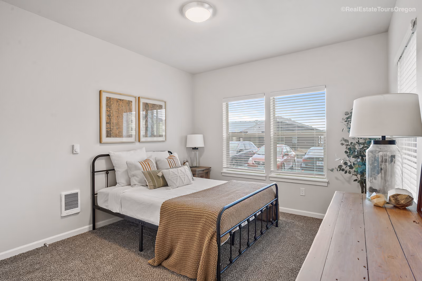 Apartment Bedroom with Carpeted Flooring at Reserve at Hunters Ridge, Eugene, Oregon