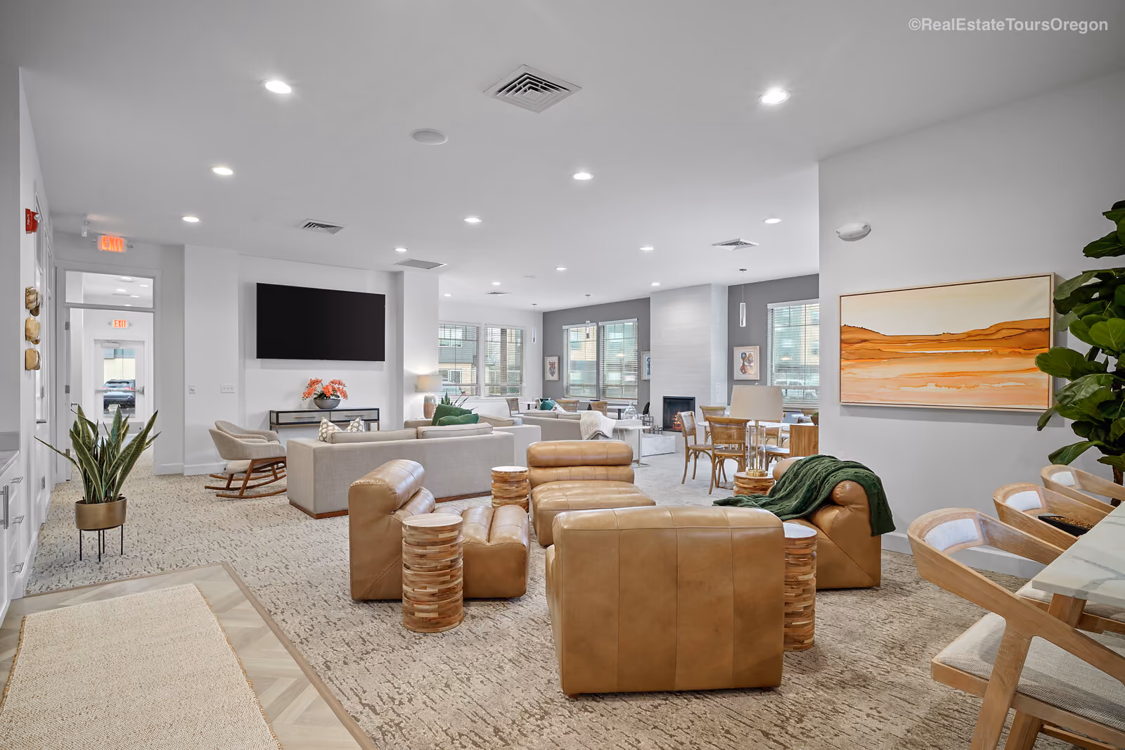Clubhouse living space at Reserve at Hunters Ridge in Eugene, Oregon
