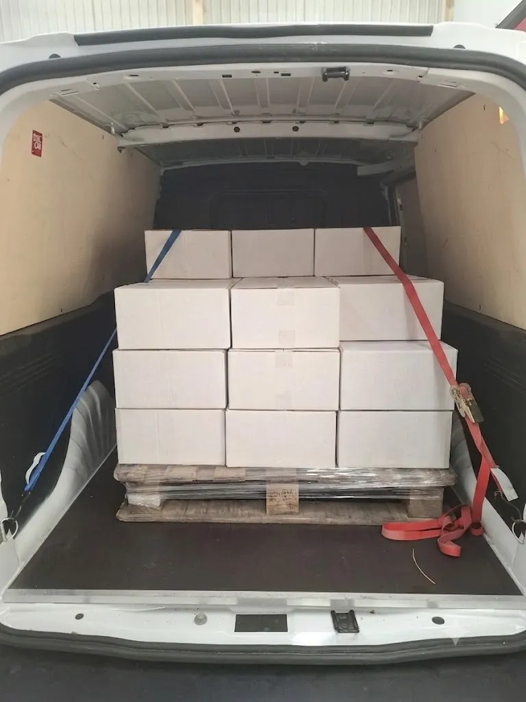 Carga em paletes presa e protegida dentro da viatura de transporte