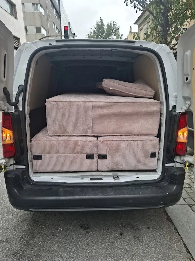 Sofá de dois lugares transportado dentro da viatura da CSampaio Lastmile