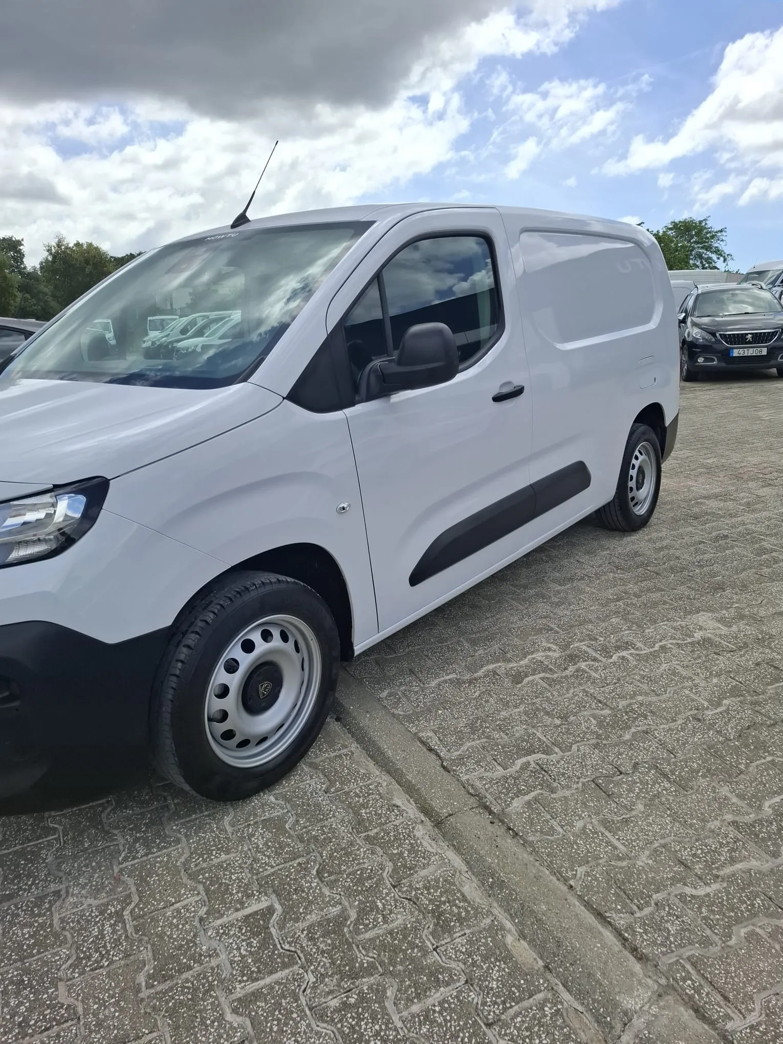Viatura Peugeot Partner L2 da CSampaio Lastmile estacionada, vista frontal