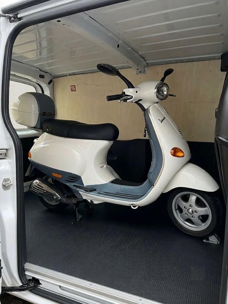 Scooter transportada com segurança dentro da viatura da CSampaio Lastmile