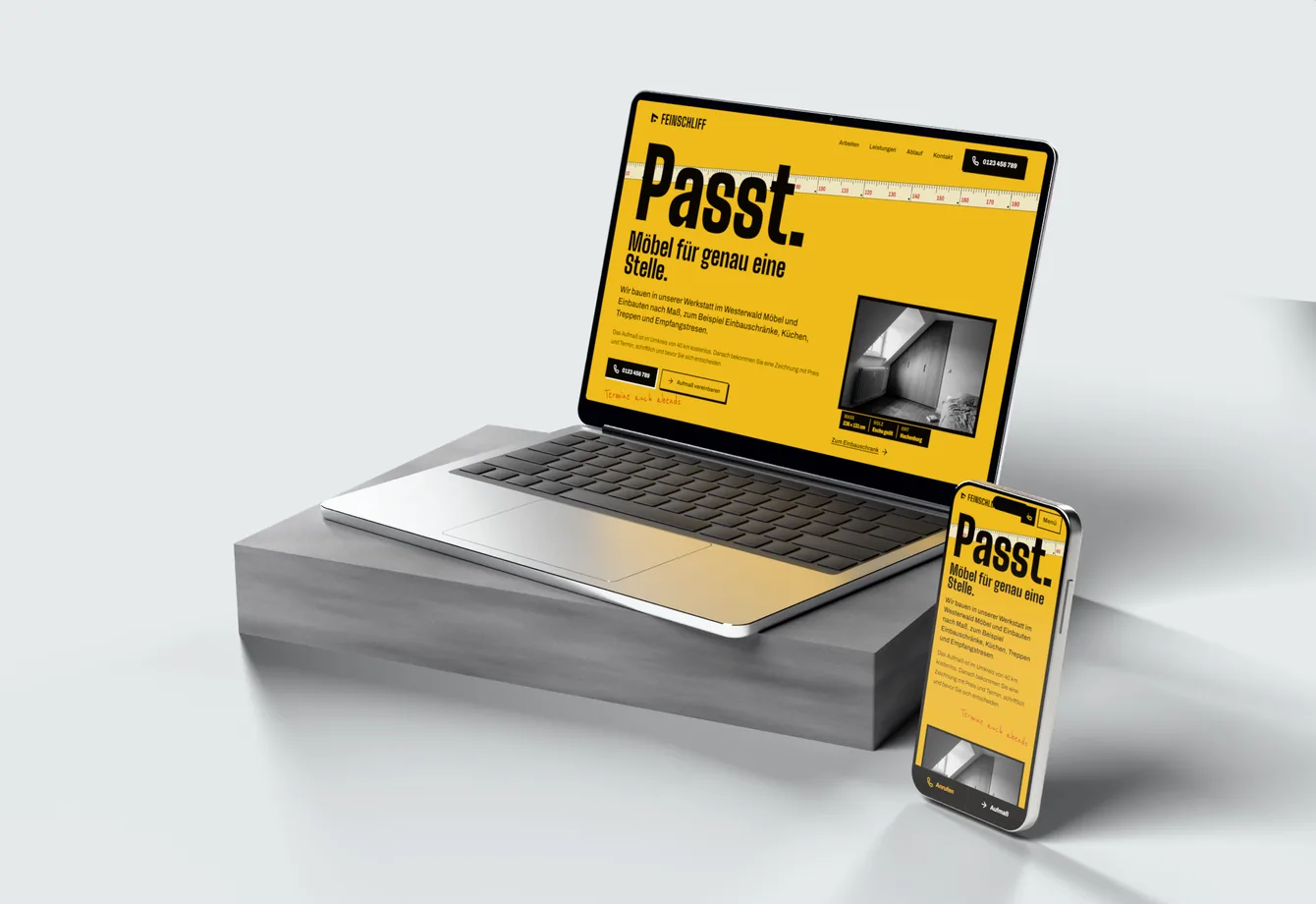 Die Website der Feinschliff Werkstatt auf einem Laptop und einem Handy: das Wort „Passt.“ groß auf Gelb, dahinter ein Zollstock