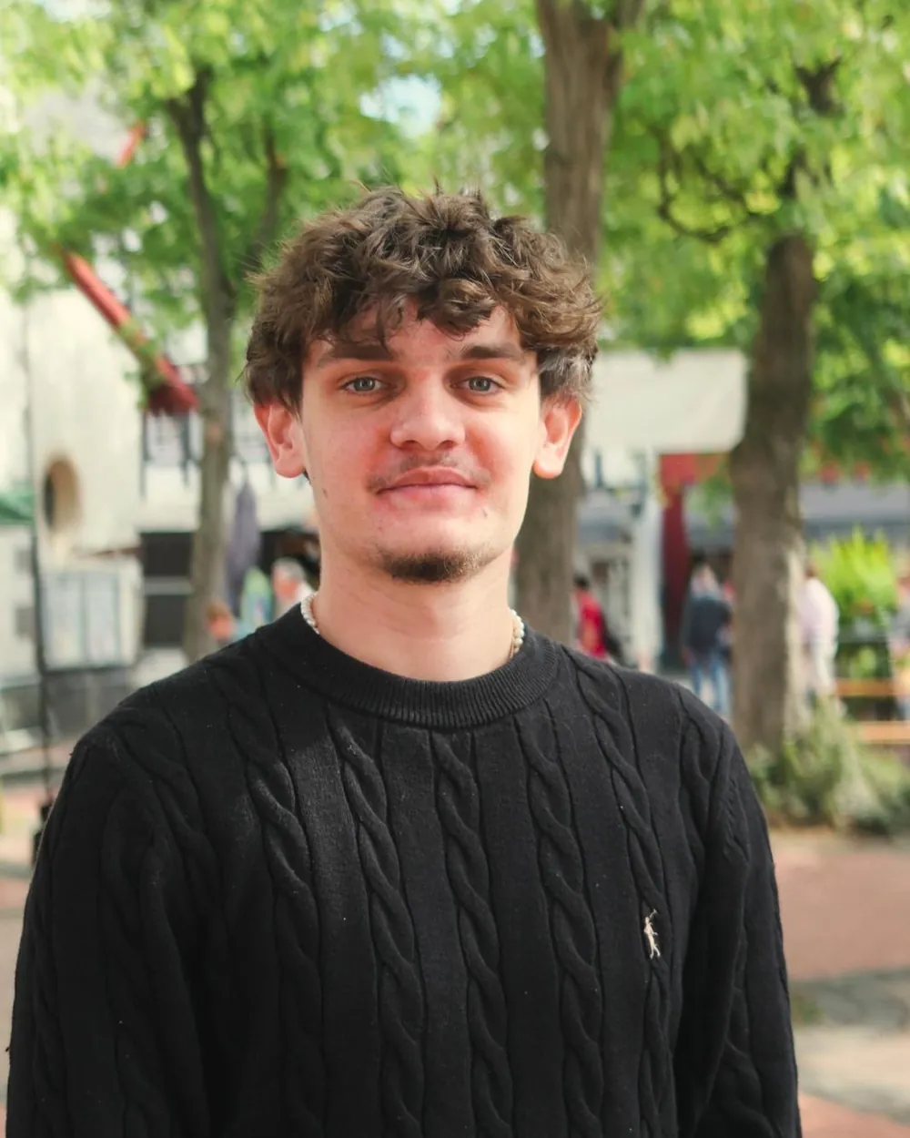 Timur Golwich, Inhaber von Golwich Digital, in der Rheinbacher Innenstadt