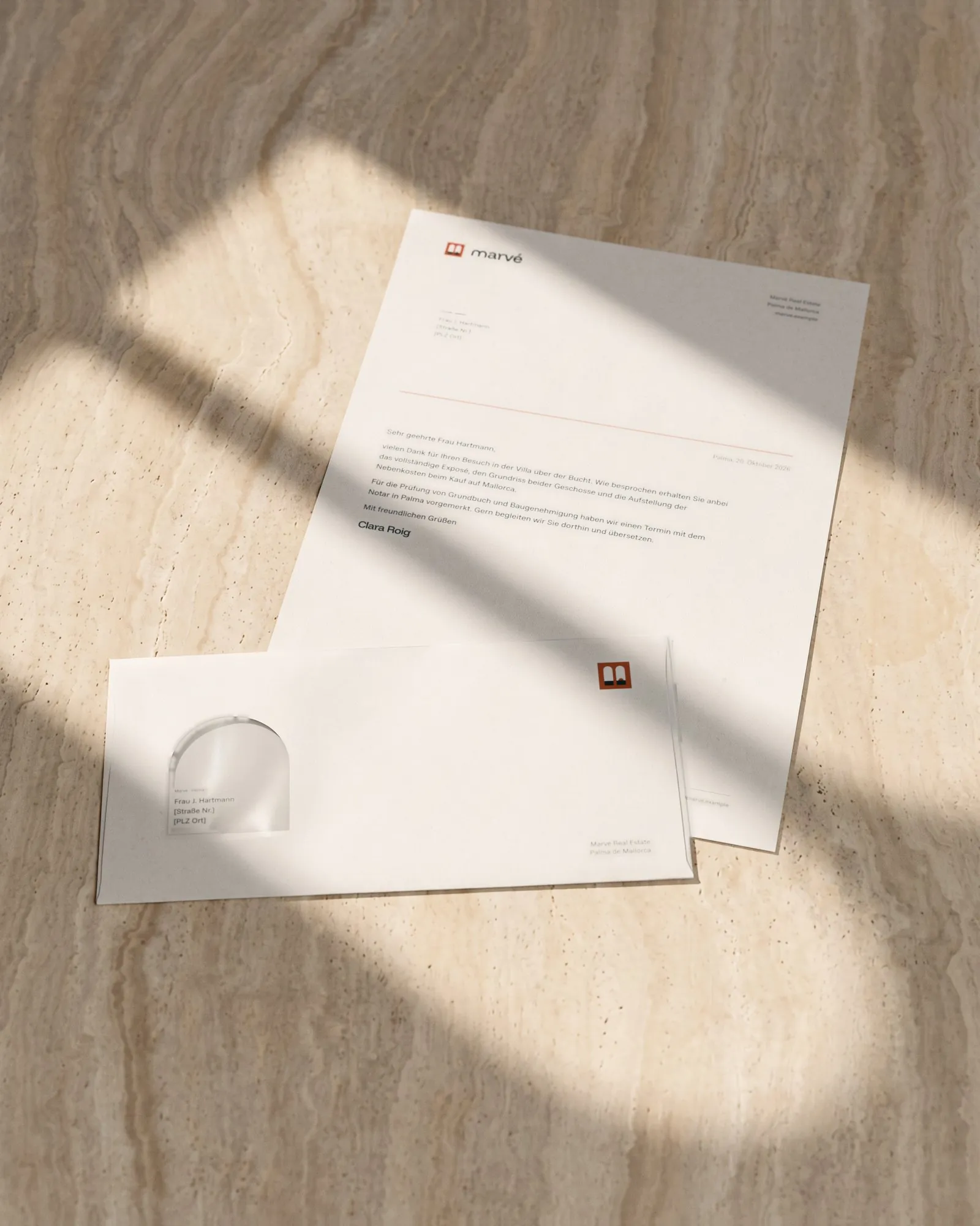 Briefpapier und Umschlag mit Bogenfenster