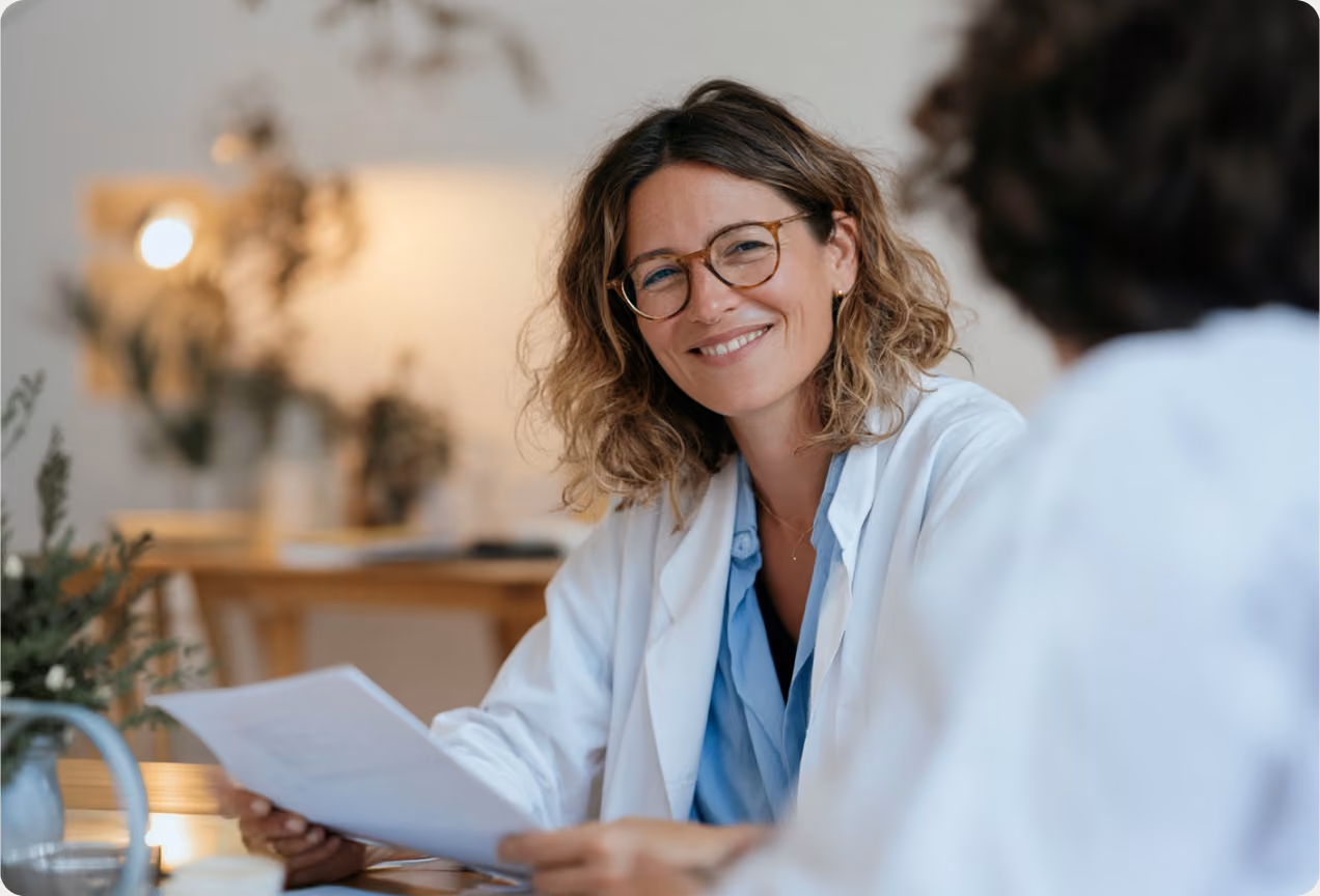 Médecin généraliste en consultation