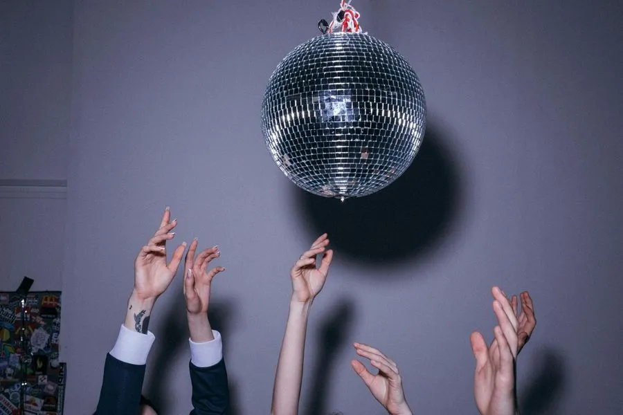 Ambiance festive avec boule à facettes lors d'une soirée d'entreprise animée par DJ Gus