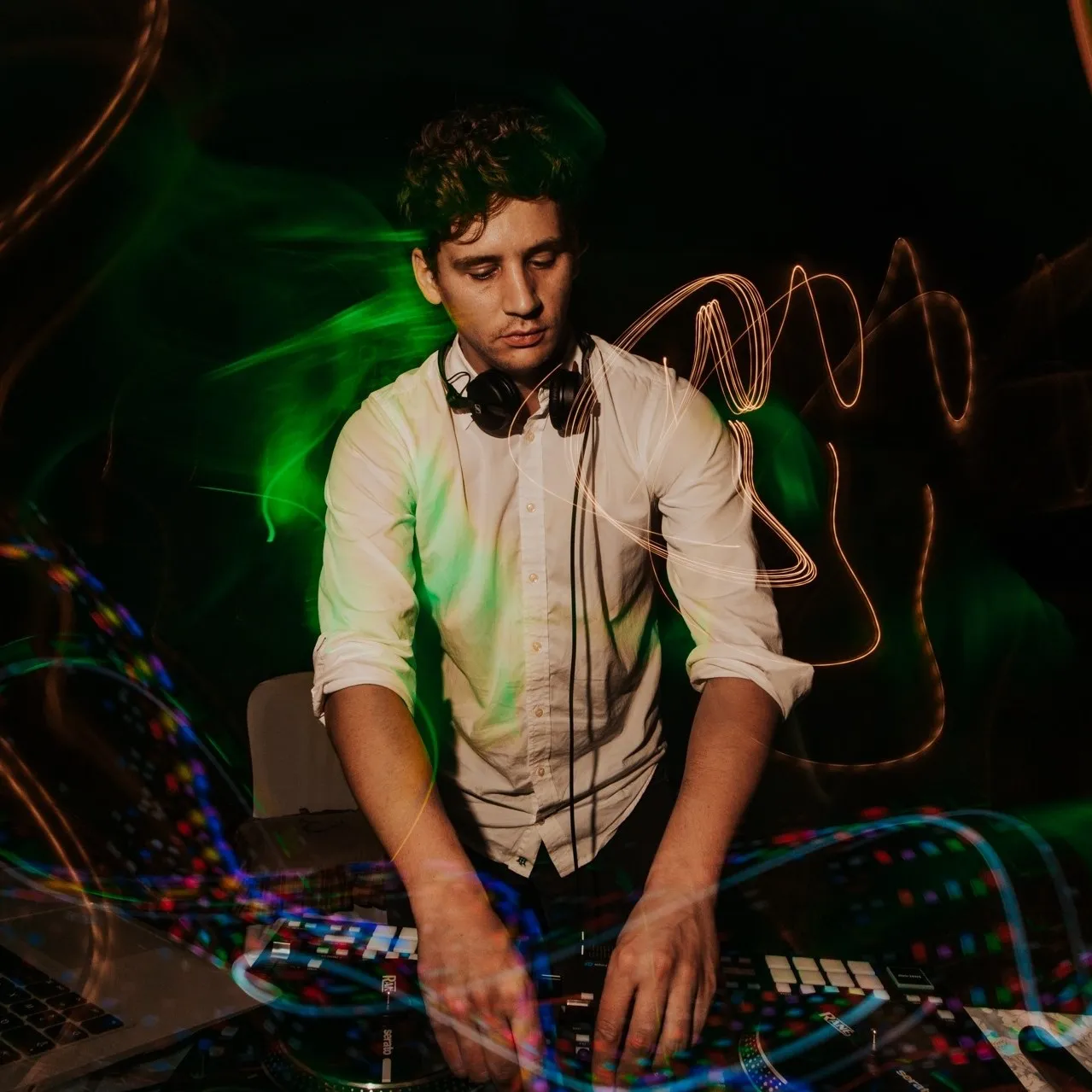 DJ Gus mixant en soirée d'entreprise avec platines professionnelles