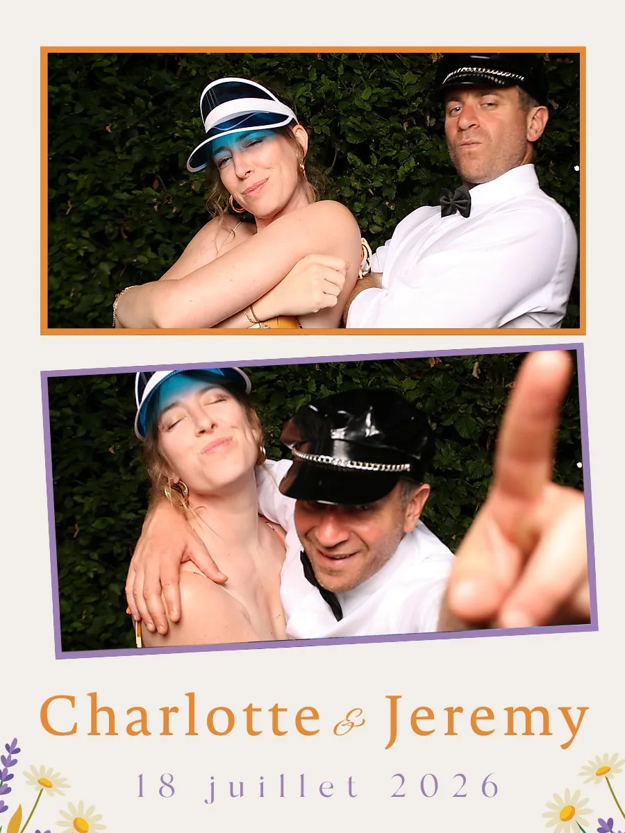 Invités souriants au photobooth du mariage de Charlotte & Jeremy