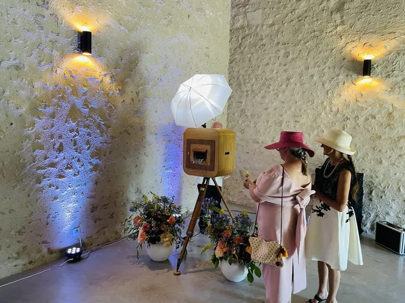 Photobooth dans une salle en pierre éclairée
