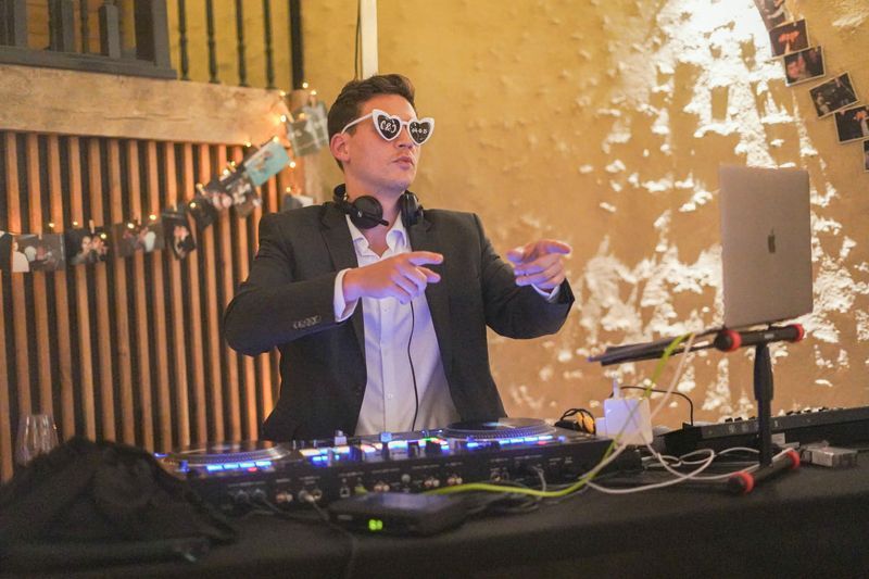 DJ Gus au micro, lunettes de fête