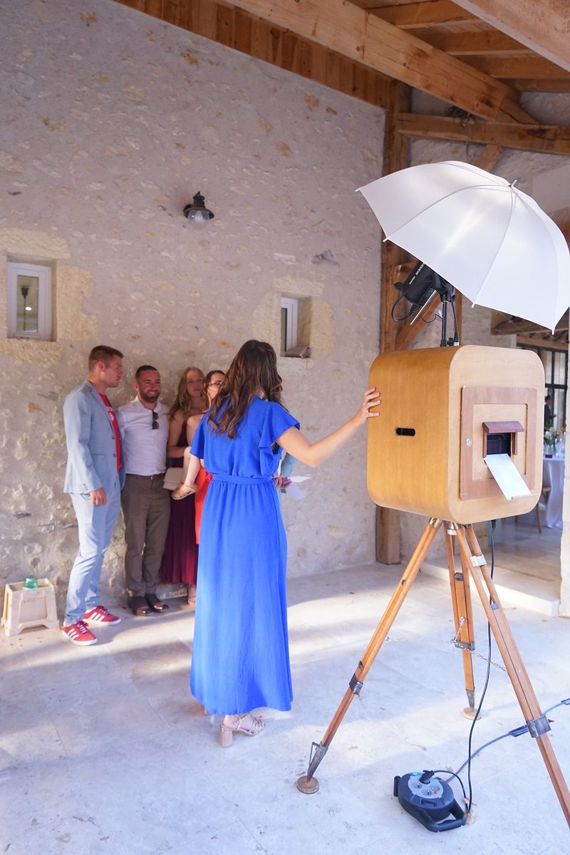 Invitée devant la borne photobooth