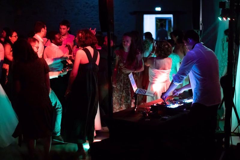 DJ Gus aux platines, la piste en fête