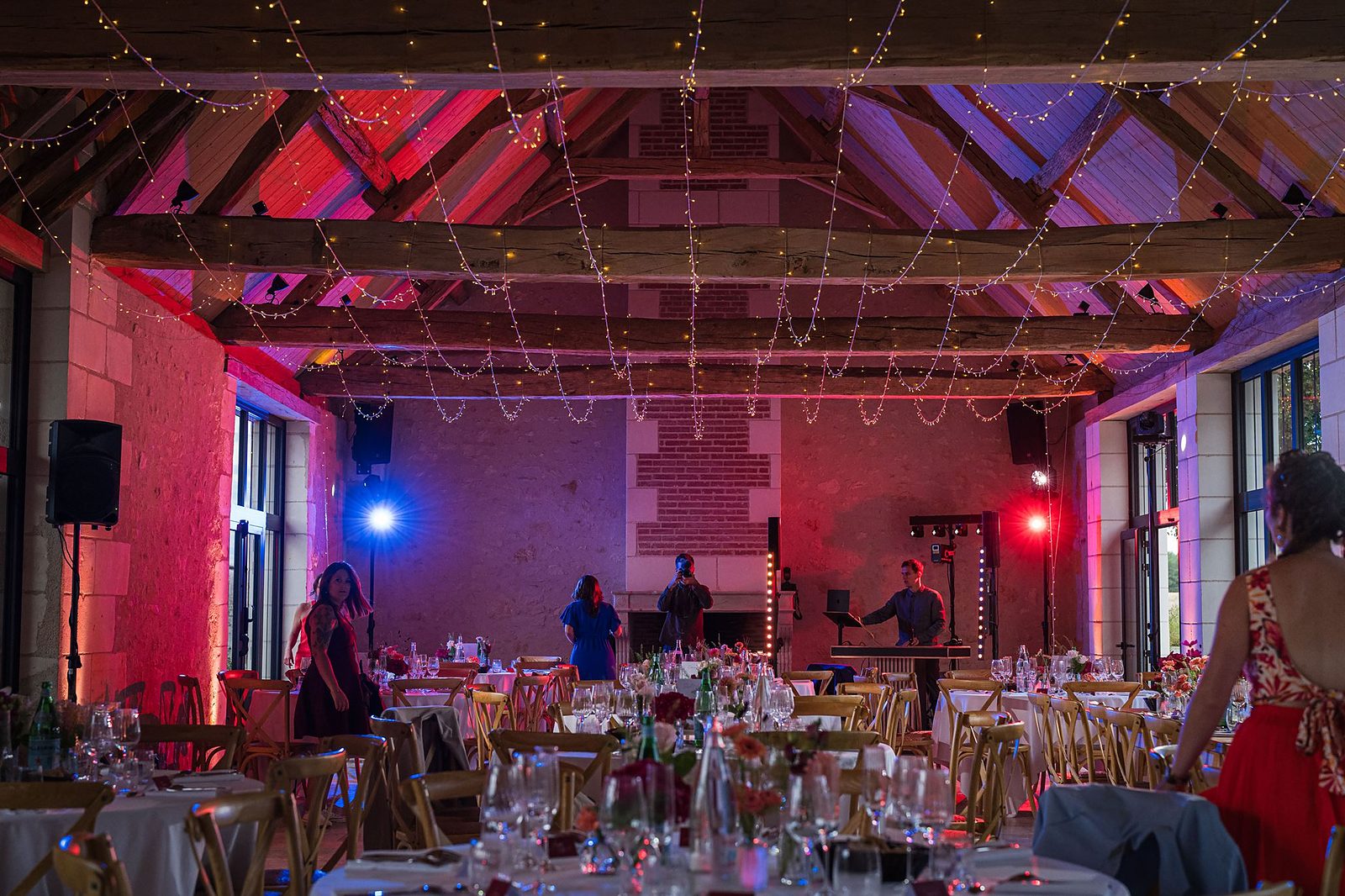 Sonorisation et éclairage installés en salle de réception pour un mariage