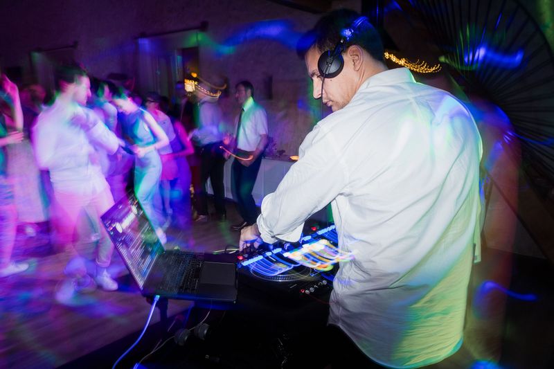 DJ Gus en plein mix devant la piste