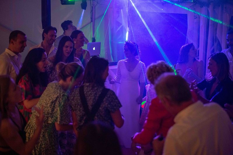 La mariée au milieu de la piste sous les lasers