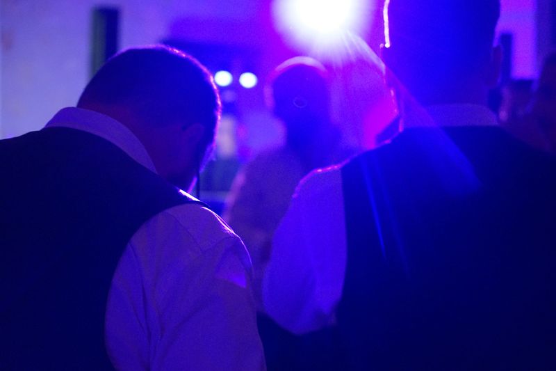 Invités qui dansent sous les lumières bleues