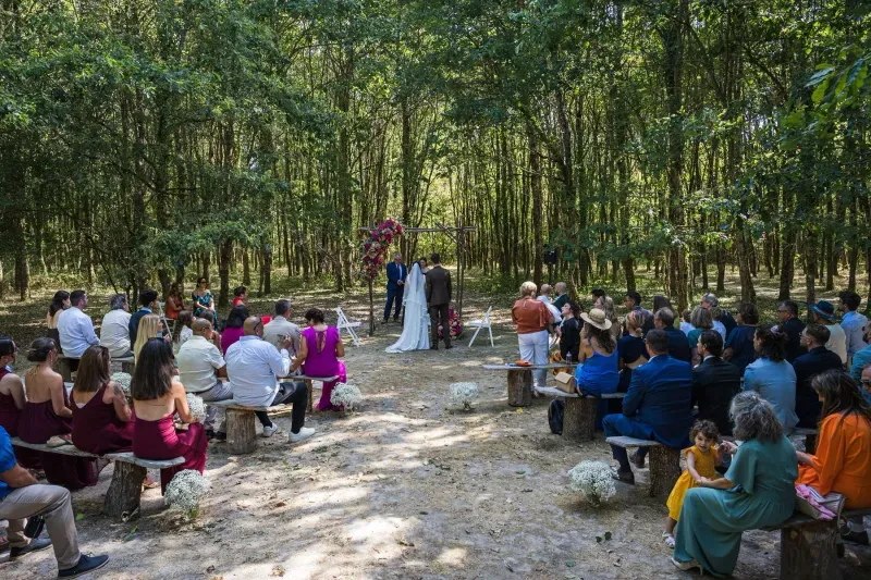 Invités assis pendant une cérémonie laïque en extérieur